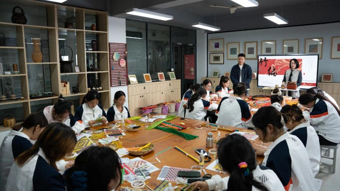 为非遗“添彩”，为青春“赋能”：江苏建院的文化育人新实践